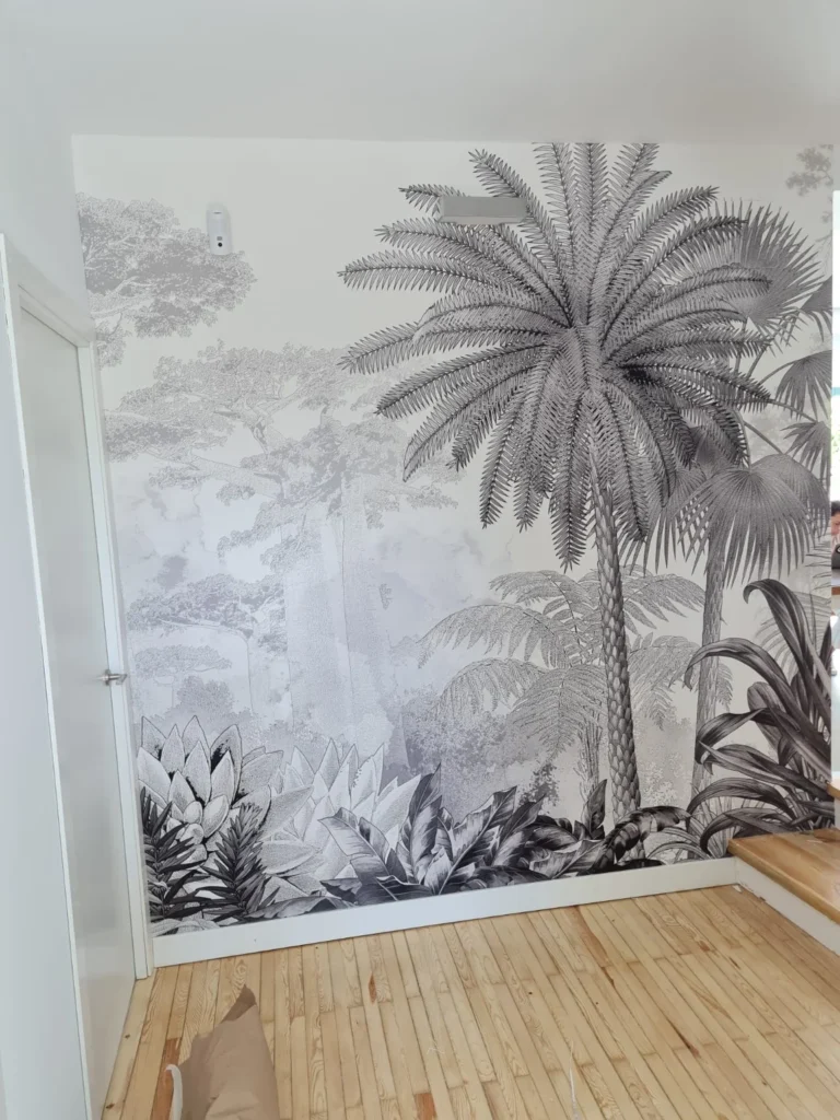 Mural tropical en blanco y negro