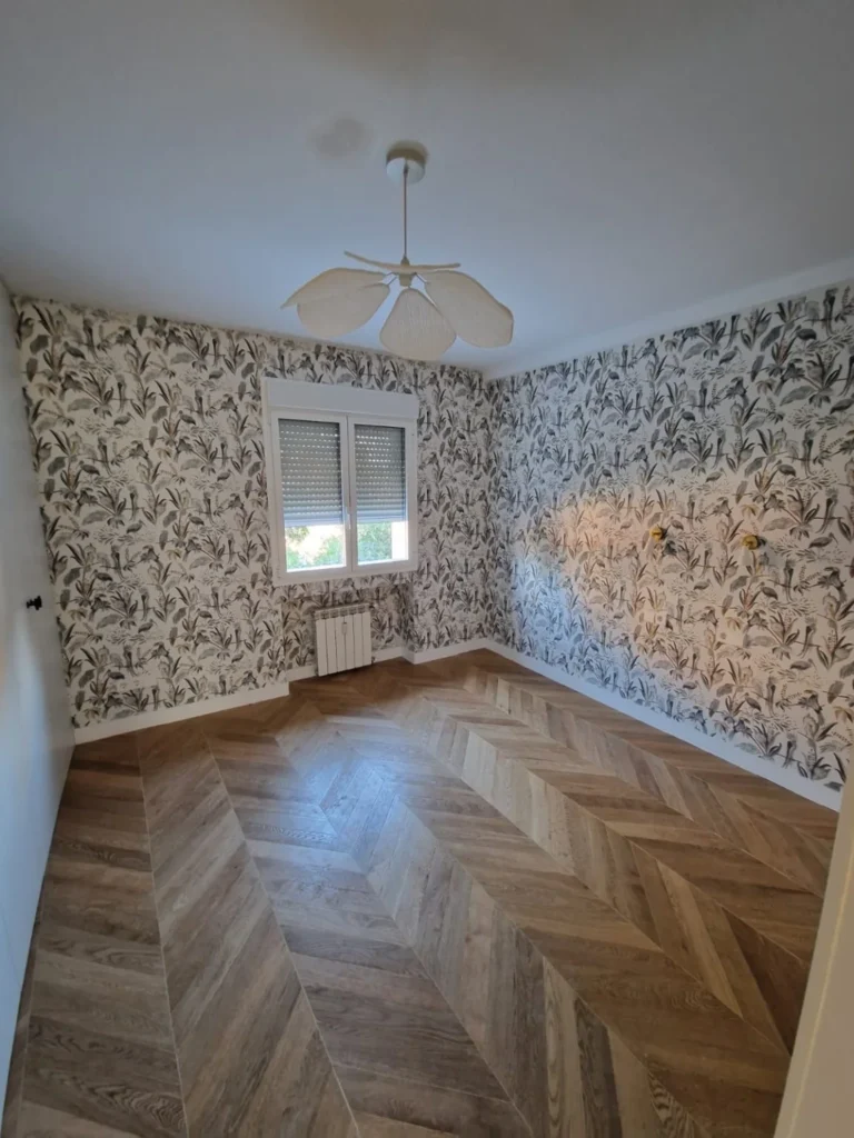 Habitación con papel floral